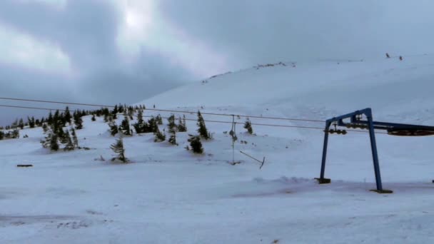 Rad für die Rückkehr der Bergbahn in den Gipfel des Berges. t-bar-System. — Stockvideo