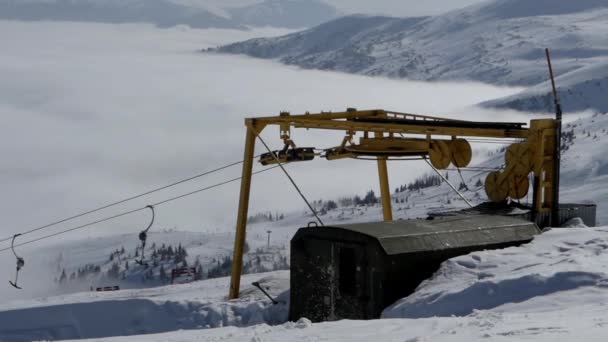 The yellow wheel from the ski lift working and spinning. Beautiful background. — Stock Video