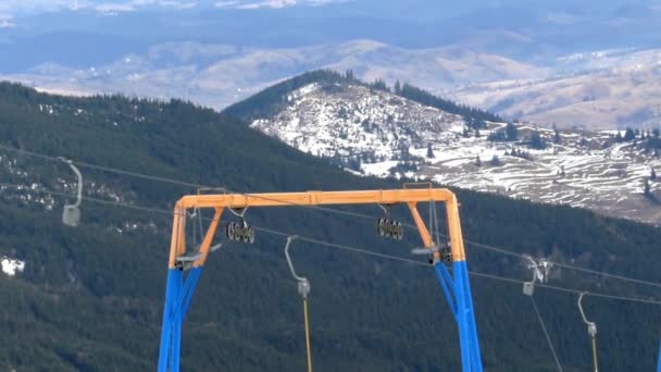 De blauwe balk van stoellift station in skigebied isoleren. — Stockvideo