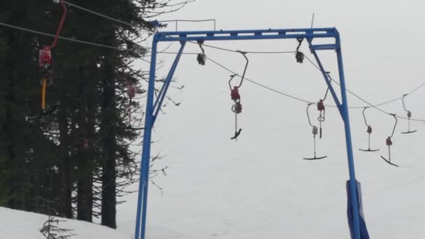 Sleeplift - kabel vervoer in skigebied. T-bar systeem in mistig weer. — Stockvideo