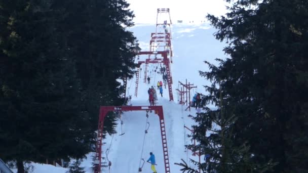 Släplift lyfter människor till toppen av berget. — Stockvideo