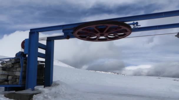 Rad für die Rückkehr der Bergbahn in den Gipfel des Berges. t-bar-System. — Stockvideo