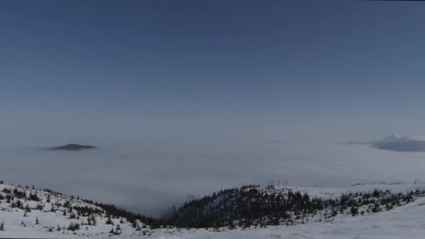 Bellissimo paesaggio montano nella località sciistica . — Video Stock