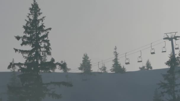 Hermoso paisaje de montaña en la estación de esquí. Remonte de trabajo sobre fondo . — Vídeos de Stock