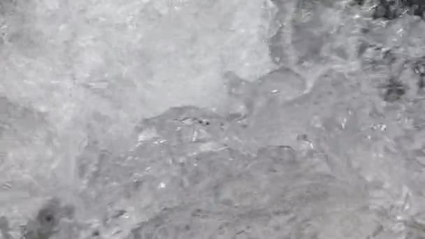 Cours d'eau de montagne au ralenti . — Video