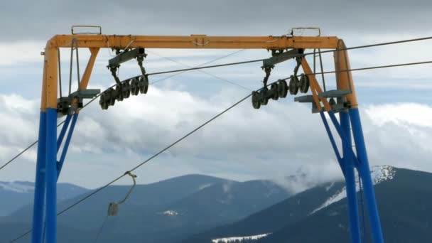 A barra azul da estação de elevação de cadeira na estação de esqui isolar . — Vídeo de Stock