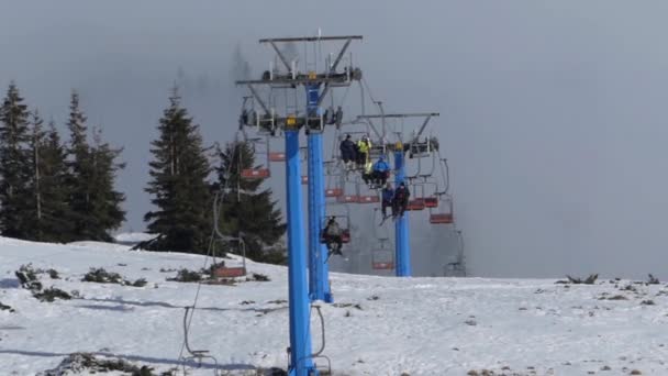 Stol hissen stationen på skidorten. Dimmigt väder. — Stockvideo