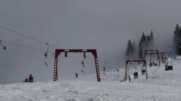 Släplift lyfter människor till toppen av berget. — Stockvideo