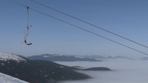 De bar van stoellift station op ski-oord. Mistig weer. — Stockvideo