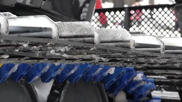 Machine pour le nettoyage de la neige debout sans travail. L'eau fond à la saison hivernale . — Video