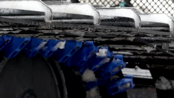 Машина для уборки снега стоя без работы. Вода тает в зимний сезон . — стоковое видео