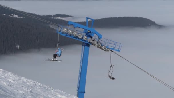 Baren på stolsliften station på skidorten. Dimmigt väder. — Stockvideo