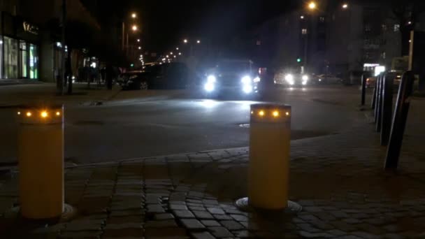 Coche de la policía de pie en el camino de la noche en la ciudad . — Vídeo de stock