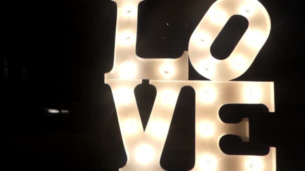 Parola LOVE decorare Led luce in strada di notte . — Video Stock