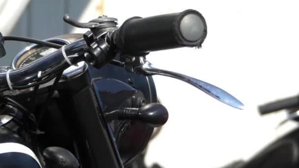 Biker houdt de greep van een Retro motorfiets. Closeup. — Stockvideo