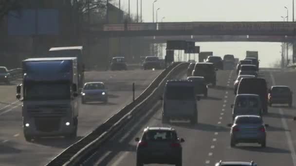 Biltrafik på motorvägen vid solnedgången i tid förfaller. — Stockvideo