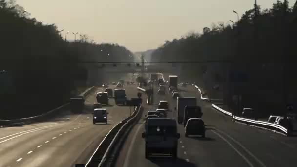 Κυκλοφορία των αυτοκινήτων σε αυτοκινητόδρομο στο ηλιοβασίλεμα. — Αρχείο Βίντεο