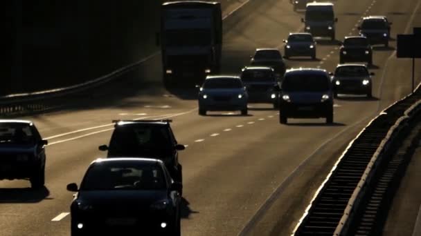 日没時の高速道路で車の交通. — ストック動画