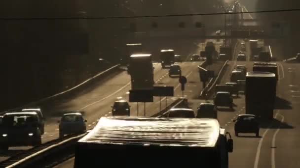 Trafic automobile sur la route au coucher du soleil dans le laps de temps . — Video