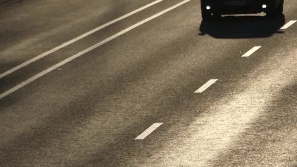 Tráfico de coches en la autopista al atardecer . — Vídeo de stock