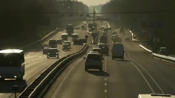 Autoverkeer op snelweg bij zonsondergang in time-lapse. — Stockvideo