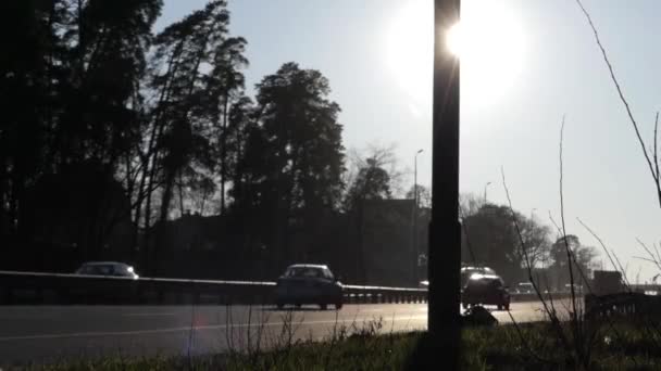 Tráfico de coches en la autopista al atardecer . — Vídeos de Stock