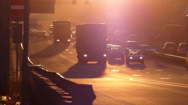 Tráfego de carro na estrada ao pôr do sol . — Vídeo de Stock