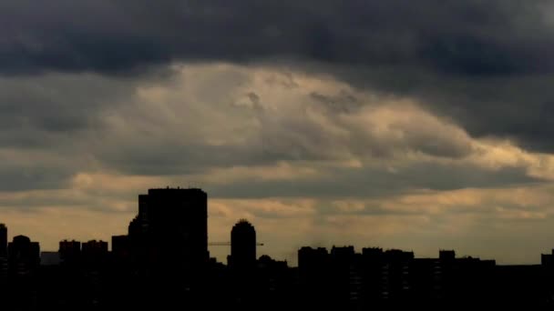 Stormachtige wolken boven de stad. Time-lapse. — Stockvideo