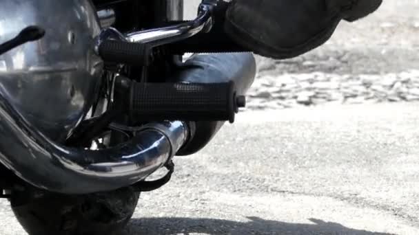 Πόδι ενός ανθρώπου που προσπαθεί να ξεκινήσει μια μαύρη μοτοσικλέτα. — Αρχείο Βίντεο