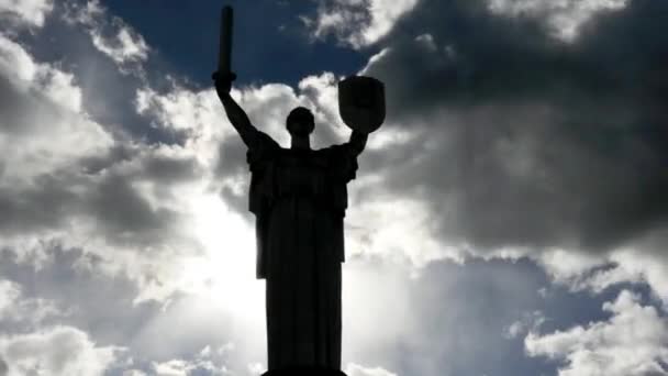 タイムラプスの祖国の巨大な鋼記念碑. — ストック動画