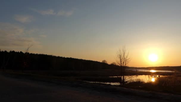 Montar en moto al atardecer . — Vídeos de Stock