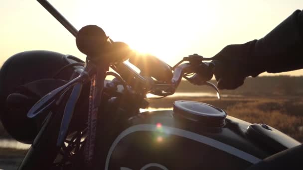 De handgrepen van de motorfiets bij zonsondergang. — Stockvideo