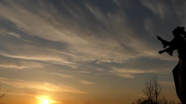 Схожого на ходулі Ходунки стрибки на заході сонця. — стокове відео