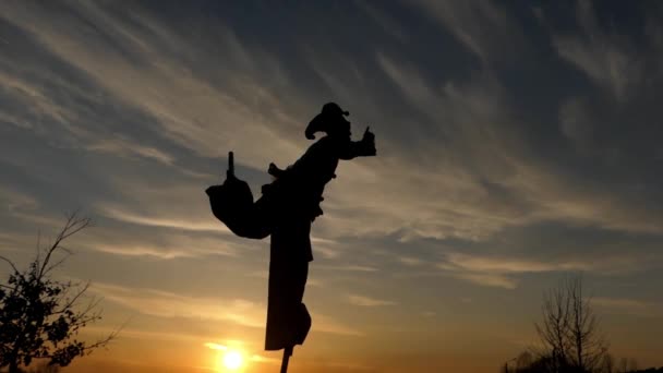 Stilt Walker a dançar ao pôr-do-sol. Espantoso espectáculo. Ação em câmera lenta . — Vídeo de Stock