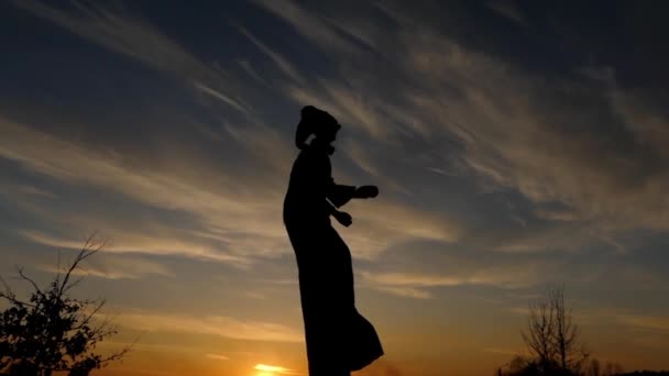 Stilt Walker hace malabares en cámara lenta al atardecer . — Vídeo de stock