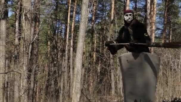 Baba Yaga flyger i skogen. Visa i dräkten av Baba Yaga. — Stockvideo