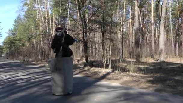 Baba Yaga Volando en el Bosque. Espectáculo disfrazado de Baba Yaga . — Vídeo de stock