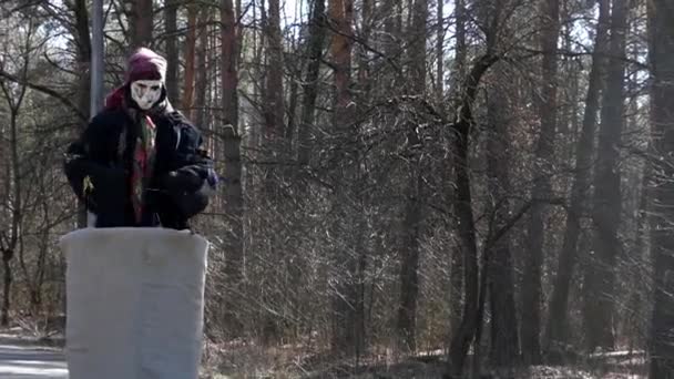 Conte dans la forêt. Costume de Baba Yaga. Danse . — Video