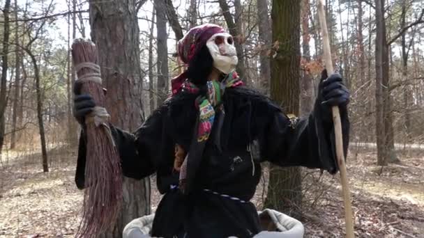 Espectáculo de Baba Yaga en el Bosqueo.trick Con Escoba . — Vídeo de stock