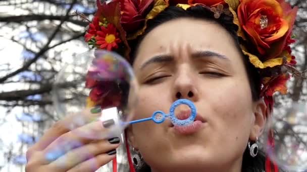 Güzel kız Blow Bubbles yavaş hareket. — Stok video