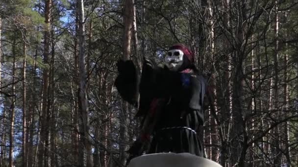 Baba Yaga Voler dans la forêt. Spectacle en costume de Baba Yaga . — Video