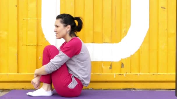 衣装の女の子が作る健康な背中のための運動. — ストック動画