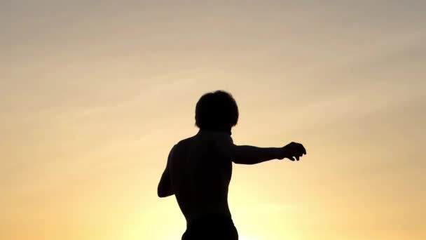 Belle danse de l'homme au coucher du soleil . — Video