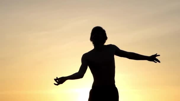 Hermosa danza del hombre al atardecer . — Vídeos de Stock