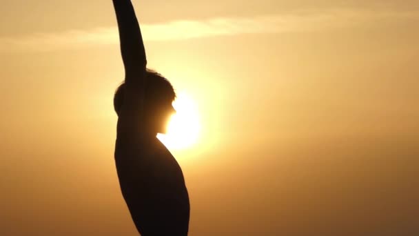 O homem levanta suas mãos e Namaste no por do sol . — Vídeo de Stock