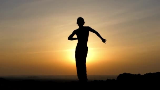 The Professional Dancer Dances a Jive at Sunset. — Stock Video