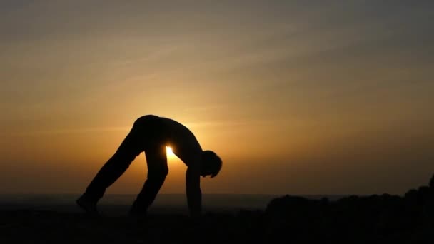 El hombre practica yoga al amanecer . — Vídeo de stock