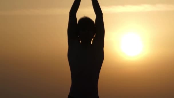 O homem levanta suas mãos e Namaste no por do sol . — Vídeo de Stock