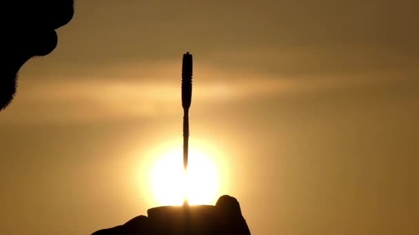Mann pustet Blasen bei Sonnenuntergang in Zeitlupe. Nahaufnahme. — Stockvideo
