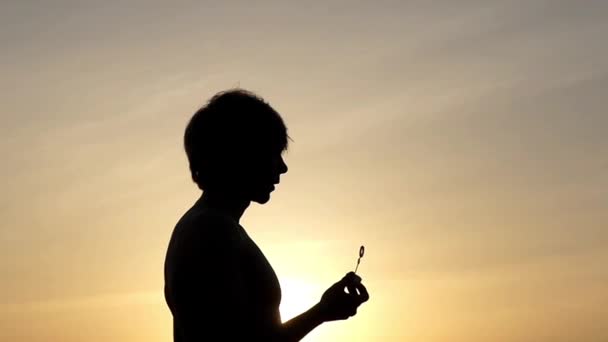 La silueta del hombre sopla burbujas al atardecer. Hermosa acción en cámara lenta . — Vídeos de Stock